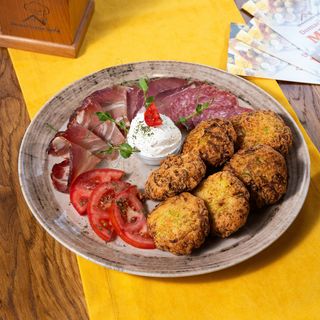 Uštipci od tikvica i sira sa suvm mesom