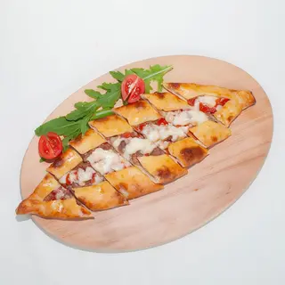 Pide sa sjeckanim mesom i sirom