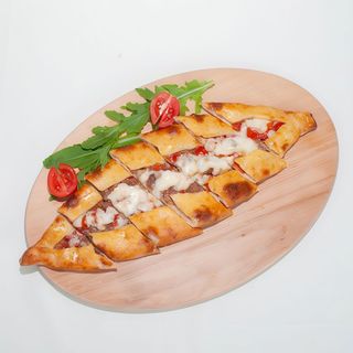 Pide sa sjeckanim mesom i sirom