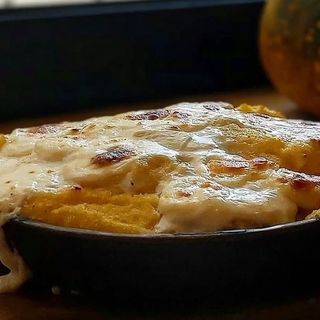 Palenta sa travničkim sirom i pavlakom