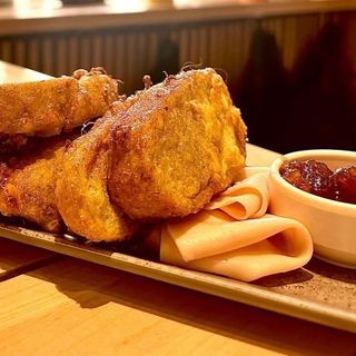 Prženice sa suhim mesom, šunkom i country sos