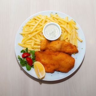 Pohovani pileći file sa pomfritom