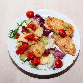 Pileći file na grill povrću