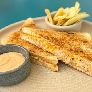 Spicy tuna melt