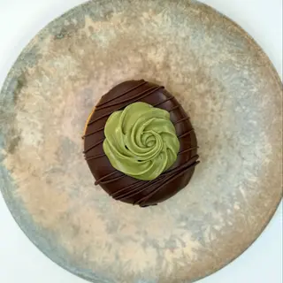 Mrvica donut  pistacija & mliječna čokolada 