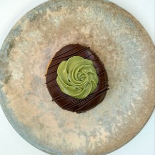 Mrvica donut  pistacija & mliječna čokolada 