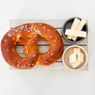 Bavarski perec & Basna sir