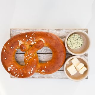 Bavarski perec sa dvije vrste putera