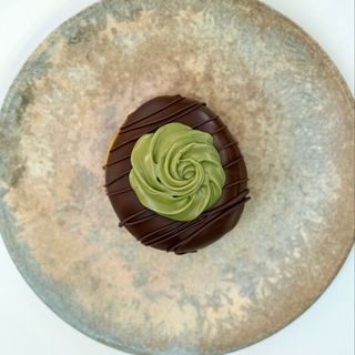 Mrvica donut pistacija & mliječna čokolada 