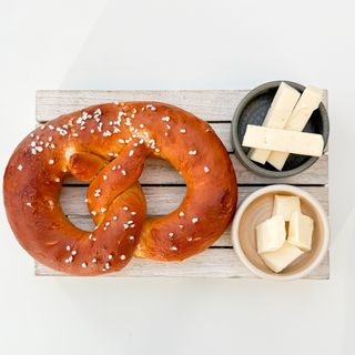 Bavarski perec & Basna sir