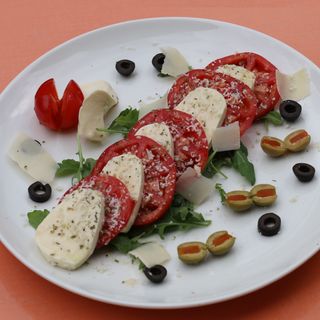 Salata mozzarella caprese