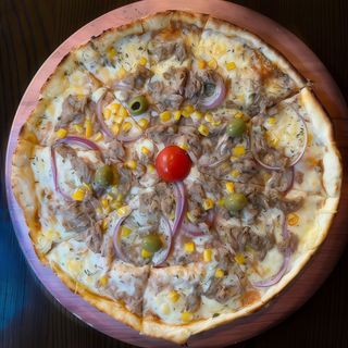 Tuna pizza