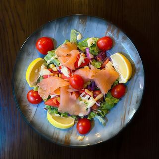 Salata sa dimljenim lososom