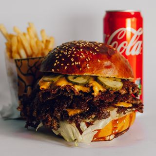 Double-Double Jalapeno BBQ Smash Burger Meni
