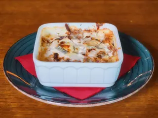 Svinjska koljenica zapečena sa mlincima u gorgonzola sosu za 2 osobe