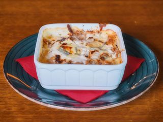 Svinjska koljenica zapečena sa mlincima u gorgonzola sosu za 2 osobe