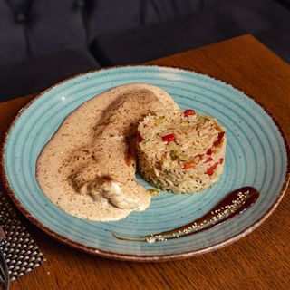 Steak od ćuretine sa sosom od kikirikija na risottu od povrća