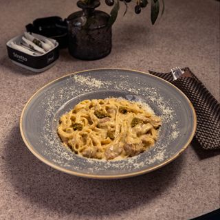 Pasta sa ćuretinom, pesto sosom i parmesanom