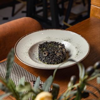 Crni risotto sa lignjama