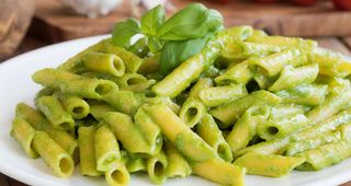 Pasta pene sa piletinom u pesto sosu
