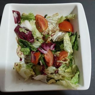 Mješavina zelene salate I paradajza