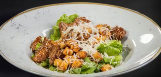 Biftek salata sa mozzarellom