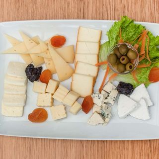 Selekcija sireva sa suhim voćem i orašastim plodovima