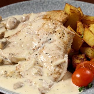 Pileći file u šampinjon sosu sa pomfritom