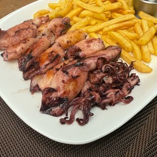 Lignje na žaru sa pomfritom