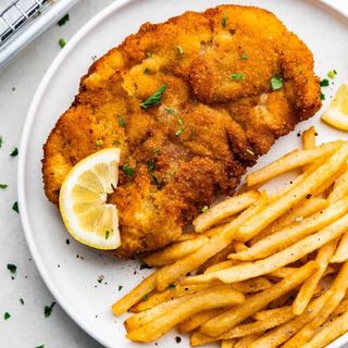 Pileća bečka s pomfritom