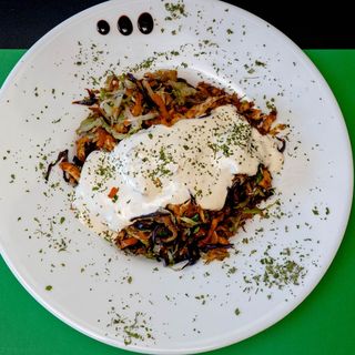 Topla pileća salata