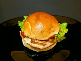 Pileći burger M