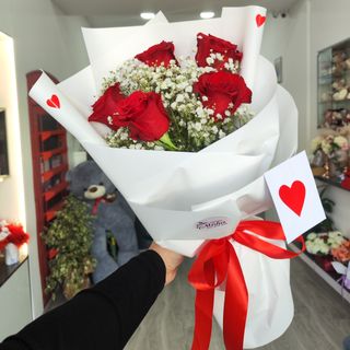 Ruže i gipsofila - buket srce