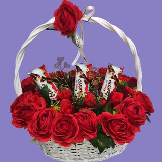 Crvene svilene ruže sa slatkišima