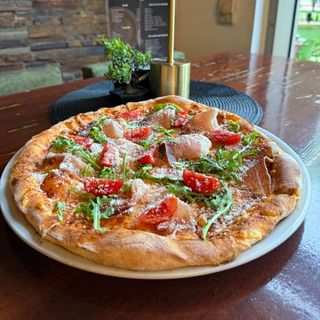 Пршуто пица + помфрит + кока кола