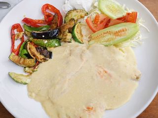 Pileća šnicla u sosu od senfa i pavlake velika porcija