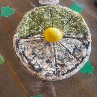 DUBAI SLATKA PIZZA + COCA-COLA