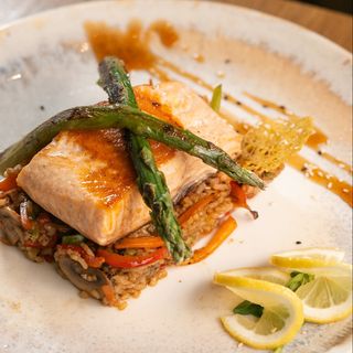 Filet lososa sa šparogama, povrćem i rižom iz woka