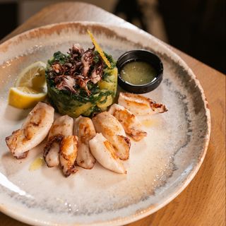 Grilovane lignje sa dalmatinskom garniturom