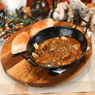 Goveđi gulaš sa domaćom tjesteninom