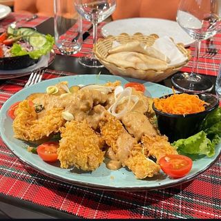 Piletina u kornfleksu sa kikiriki sosom