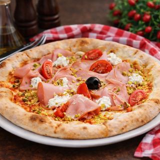 Pizza sa mortadelom i pistacijama