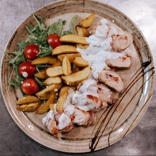 Pileće rolnice u slanini sa gorgonzola sosom