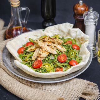 Salata sa piletinom i pistacijama