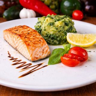 Losos stek sa dalmatinskim prilogom