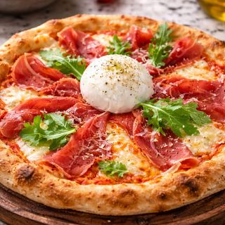 Pizza sa pršutom i buratta sirom