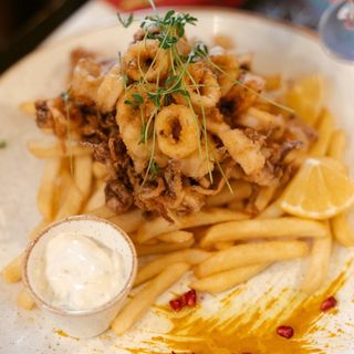 Fritirane lignje sa pomfritom i grilovanim povrćem