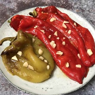 Paprike pečene u maslinovom ulju sa bijelim lukom