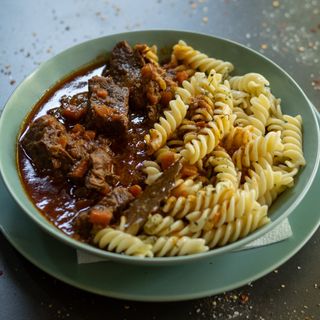 Goveđi gulaš sa prilogom