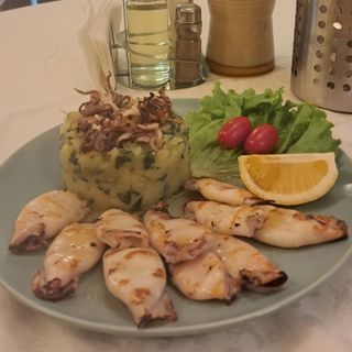 Lignje na žaru sa dalmatinskim prilogom